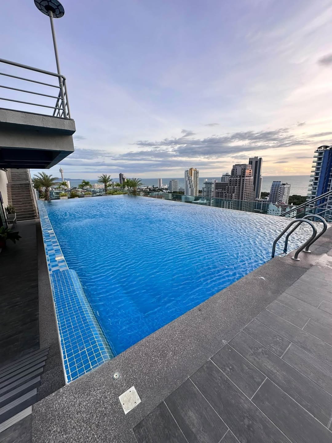 Condo · 1 bed · 65 m² · Pratumnak